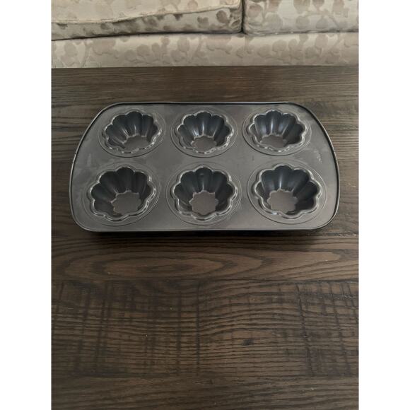 Wilton Fluted Muffin Non-Stick Heavy Pan – 6 Cavity Turks Head Design - Picture 7 of 7